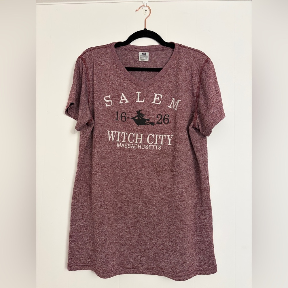 Tee Max Graphic T-Shirt Womens XL Maroon Excellent Salem Witch City V-Neck Tee